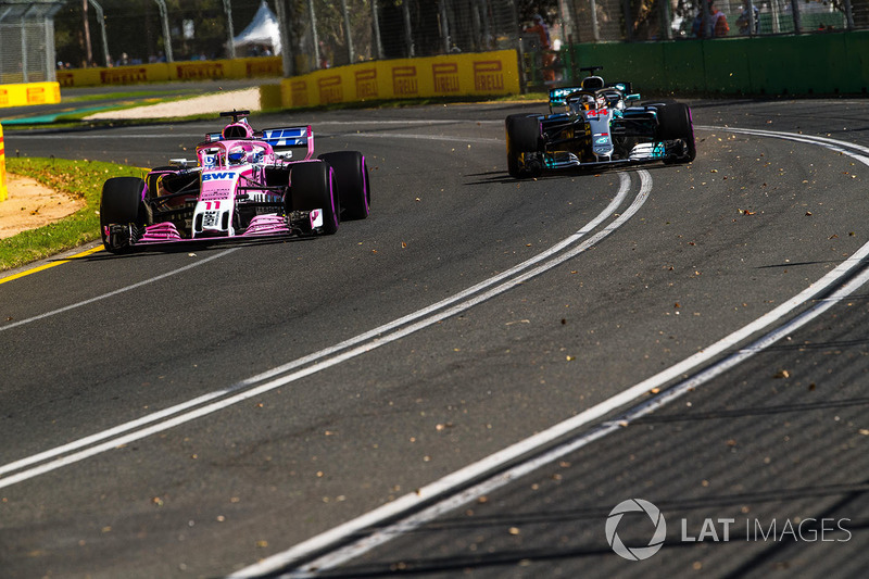 Sergio Perez, Force India VJM11 e Lewis Hamilton, Mercedes-AMG F1 W09
