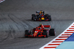 Кими Райкконен, Ferrari SF71H, и Даниэль Риккардо, Red Bull Racing RB14