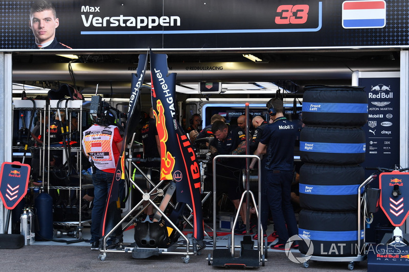 Mekanik Red Bull Racing tengah memperbaiki mobil Max Verstappen