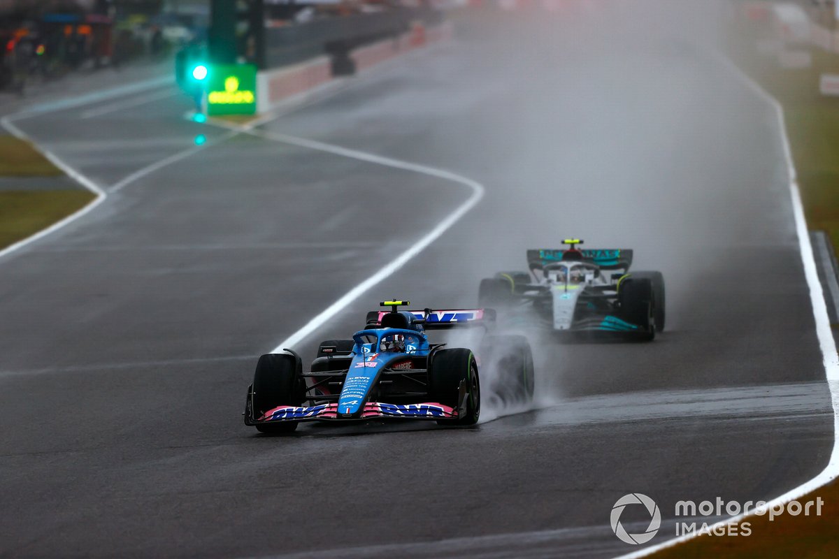 Esteban Ocon, Alpine A522, Lewis Hamilton, Mercedes W13