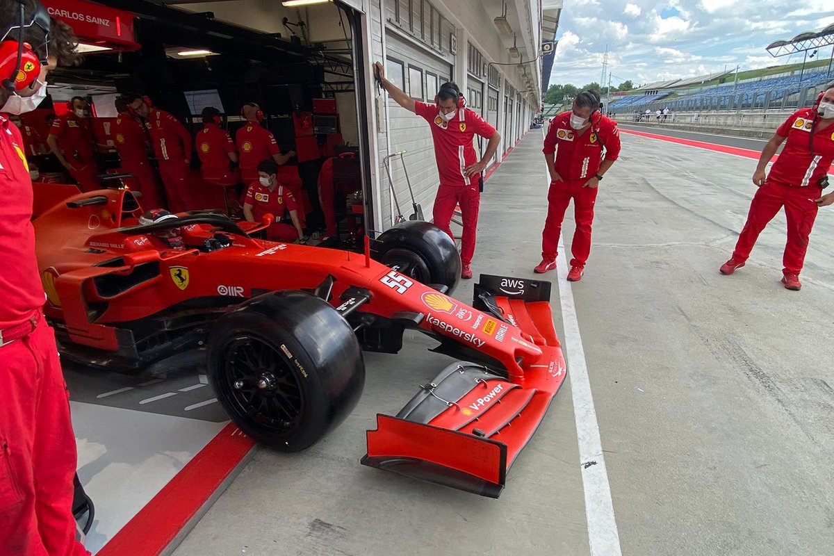 Carlos Sainz Jr., Ferrari, con los neumáticos de 18 pulgadas de Pirelli.