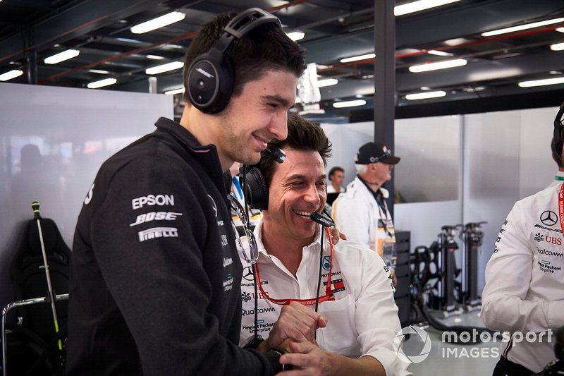 Toto Wolff, directeur exécutif de Mercedes AMG, fête la pole position de Lewis Hamilton, Mercedes AMG F1