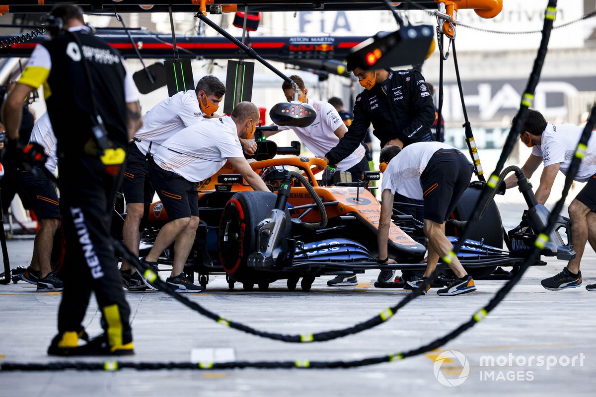 Carlos Sainz Jr., McLaren MCL35, regresa a los boxes.