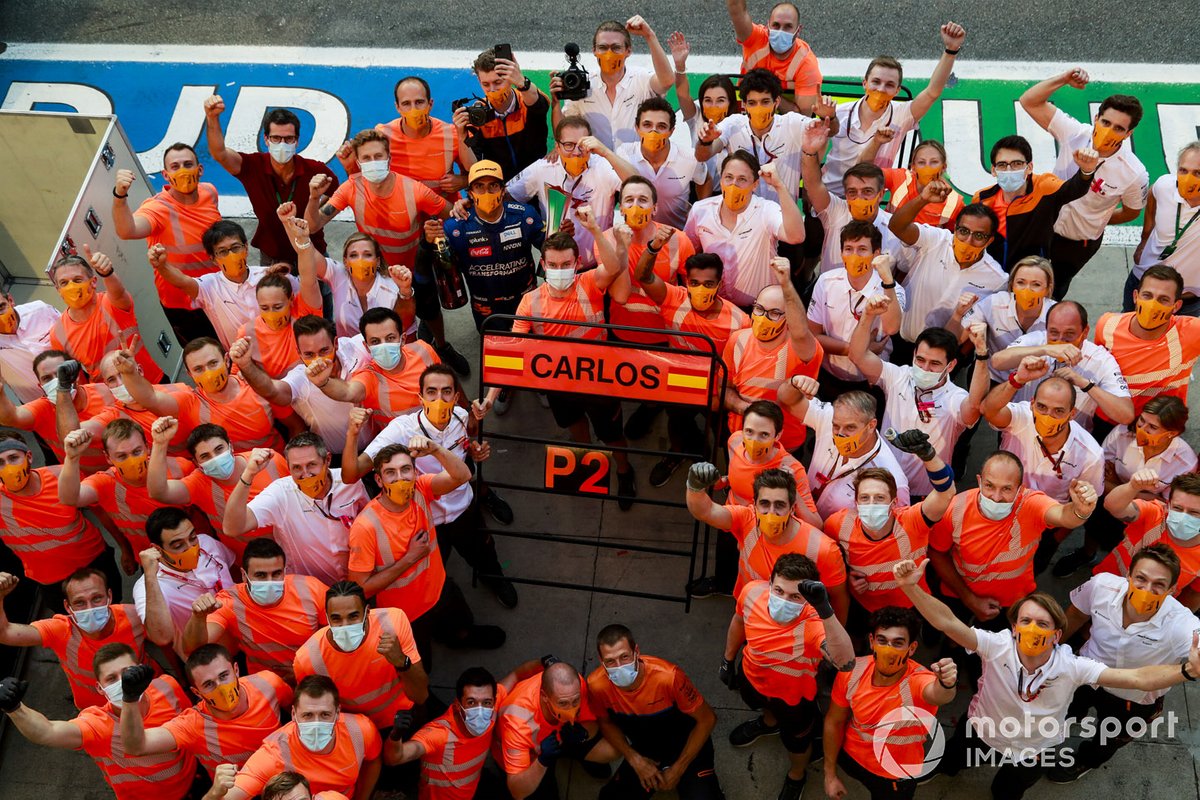 Zak Brown, Director Ejecutivo de McLaren, celebra con el equipo