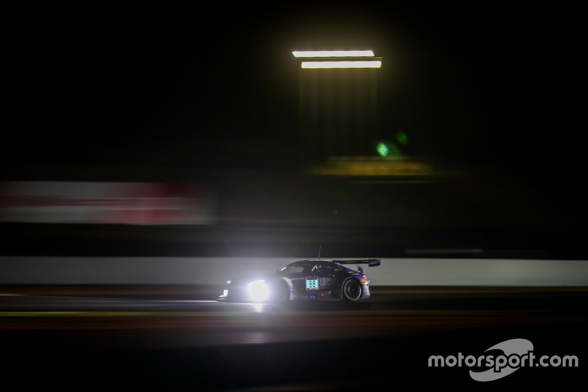 Даже спринтерские гонки в рамках GT World Challenge нередко проходят после заката