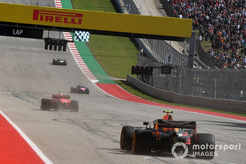 Le vainqueur Kimi Raikkonen, Ferrari SF71H et Max Verstappen, Red Bull Racing RB14 franchissent la ligne d'arrivée
