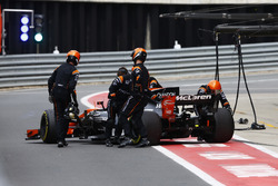 Fernando Alonso, McLaren MCL32, valt uit