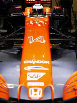 Фернандо Алонсо, McLaren, у кабіні у шоломі з закритим візором у боксах