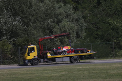 La monoposto di Daniel Ricciardo, Red Bull Racing RB13,viene riportata nel garage