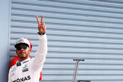 Льіс Хемілтон, Mercedes AMG F1 святкує поул у закритому парку