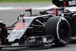 Jenson Button, McLaren MP4-31 met flow-vis