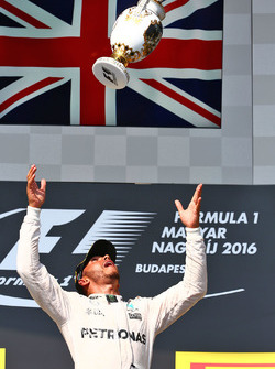 Race winnaar Lewis Hamilton, Mercedes AMG F1 viert op het podium