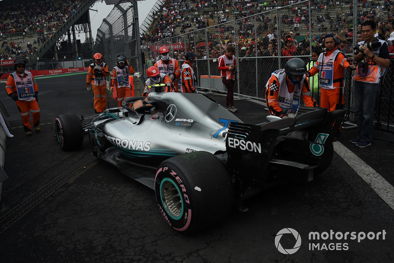 La monoposto di Valtteri Bottas, Mercedes AMG F1 W09 EQ Power+, dopo lo stop in pista nelle FP2