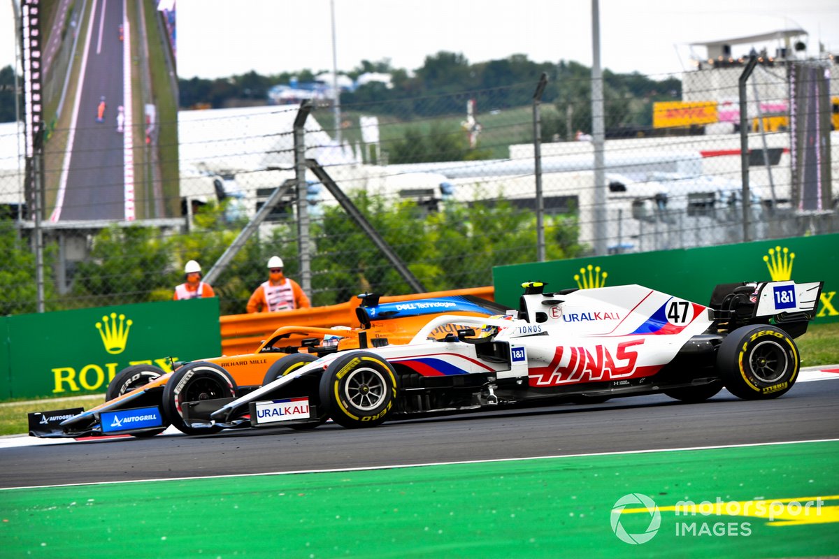 Daniel Ricciardo, McLaren MCL35M, battles with Mick Schumacher, Haas VF-21