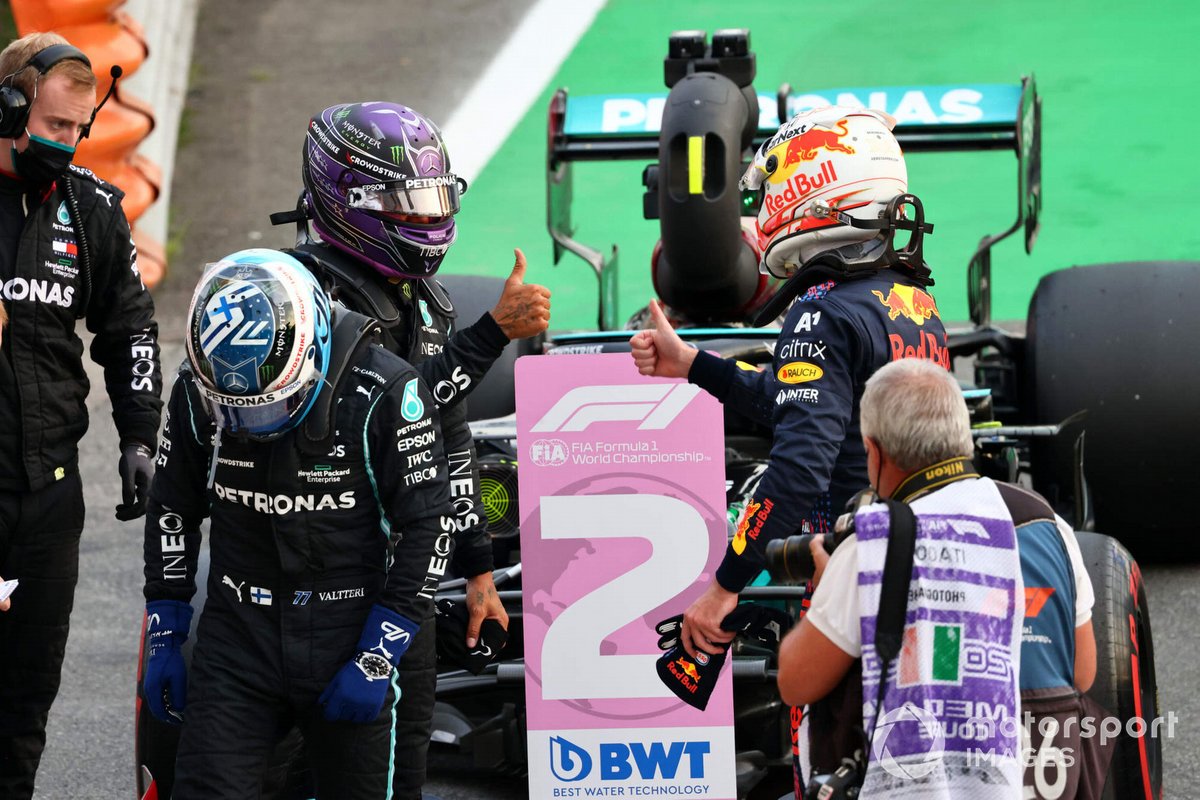 Pencatat waktu tercepat Valtteri Bottas, Mercedes, Lewis Hamilton, Mercedes, dan Max Verstappen, Red Bull Racing, di Parc Ferme setelah sesi kualifikasi F1 GP Italia, akhir pekan lalu.