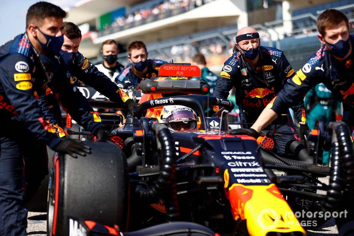Max Verstappen, Red Bull Racing RB16B, arriva sulla griglia