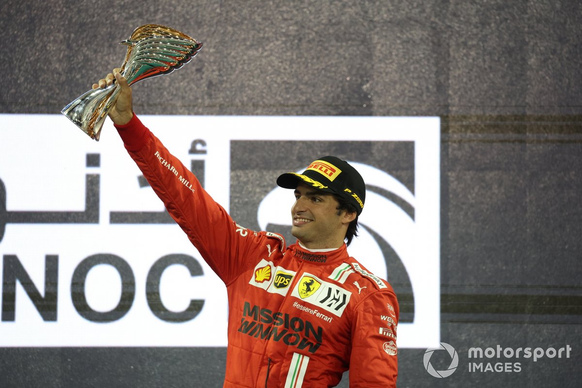 Carlos Sainz Jr., Ferrari, mengangkat trofi hasil finis P3 di GP Abu Dhabi 2021, 12 Desember lalu.