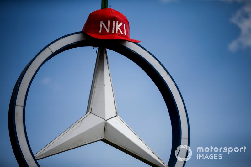 Un hommage des fans à Niki Lauda dans le village