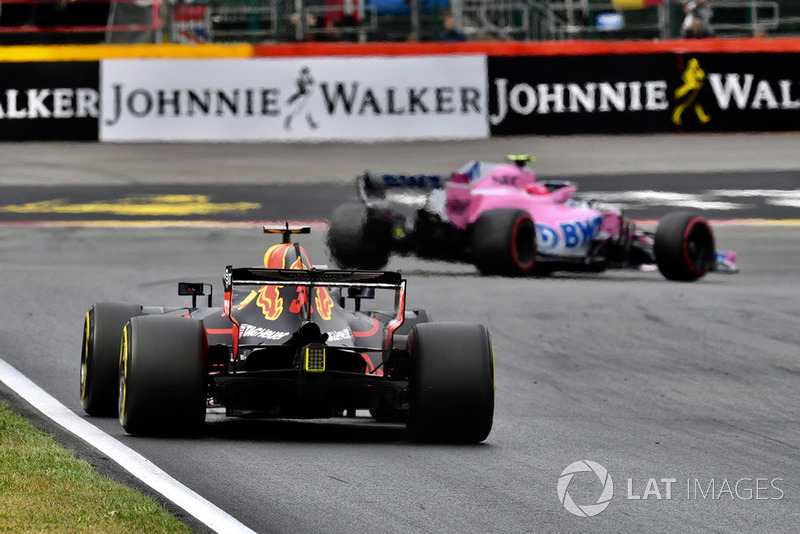 Daniel Ricciardo, Red Bull Racing RB14 et Esteban Ocon, Racing Point Force India VJM11