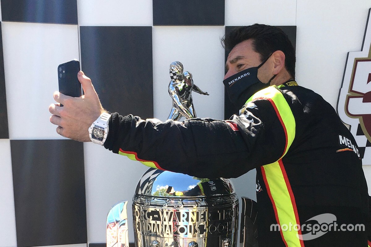 Simon Pagenaud, con el recién adornado Trofeo Borg-Warner.
