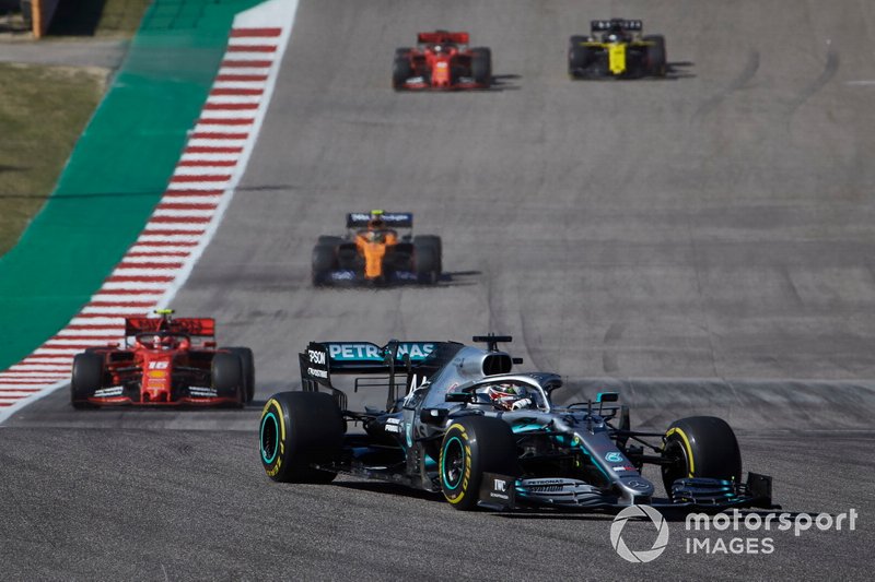 Lewis Hamilton, Mercedes AMG F1 W10, devant Charles Leclerc, Ferrari SF90, Lando Norris, McLaren MCL34, Sebastian Vettel, Ferrari SF90 et Daniel Ricciardo, Renault F1 Team R.S.19