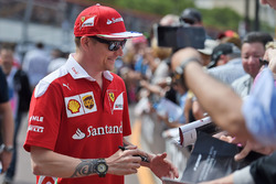Kimi Raikkonen, Ferrari deelt handtekeningen uit