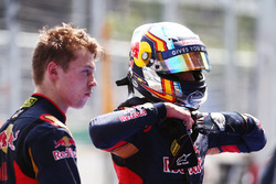 (Da Sx a Dx): Daniil Kvyat, Scuderia Toro Rosso con il compagno di squadra Carlos Sainz Jr., Scuderi