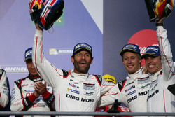 Podium: Winnaars #1 Porsche Team Porsche 919 Hybrid: Mark Webber, Brendon Hartley, Timo Bernhard