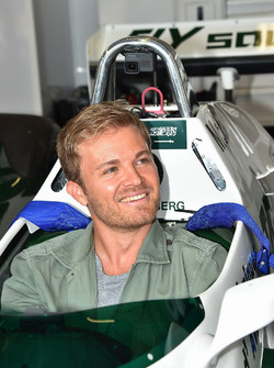 Nico Rosberg, babası Keke Rosberg'in kullandığı Williams FW08 aracında