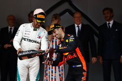 Lewis Hamilton, Mercedes AMG F1 ve Daniel Ricciardo, Red Bull Racing, shoey