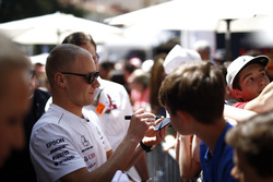 Valtteri Bottas, Mercedes-AMG F1 signs autographs for the fans