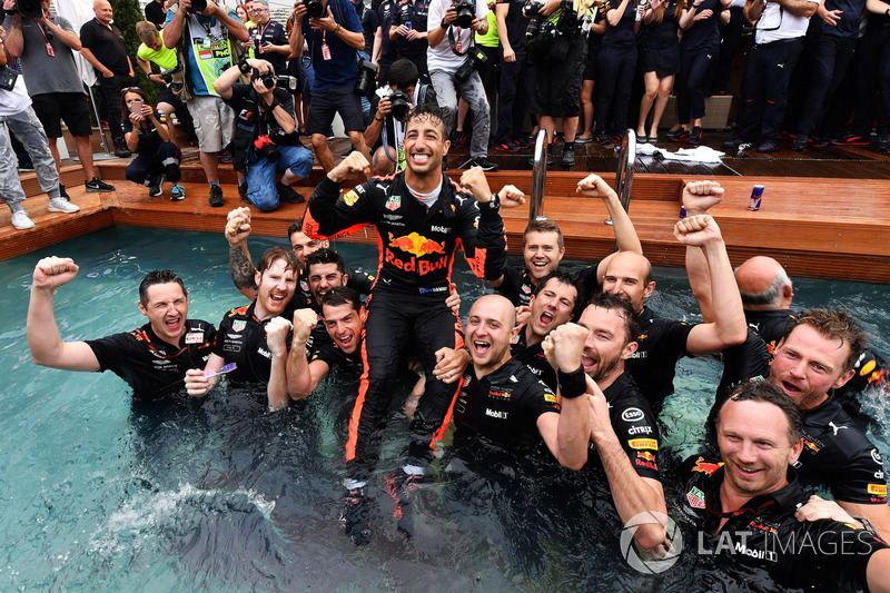 A Red Bull fergeteges monacói medencés partija
