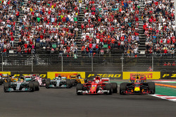 Max Verstappen, Red Bull Racing RB13, Sebastian Vettel, Ferrari SF70H