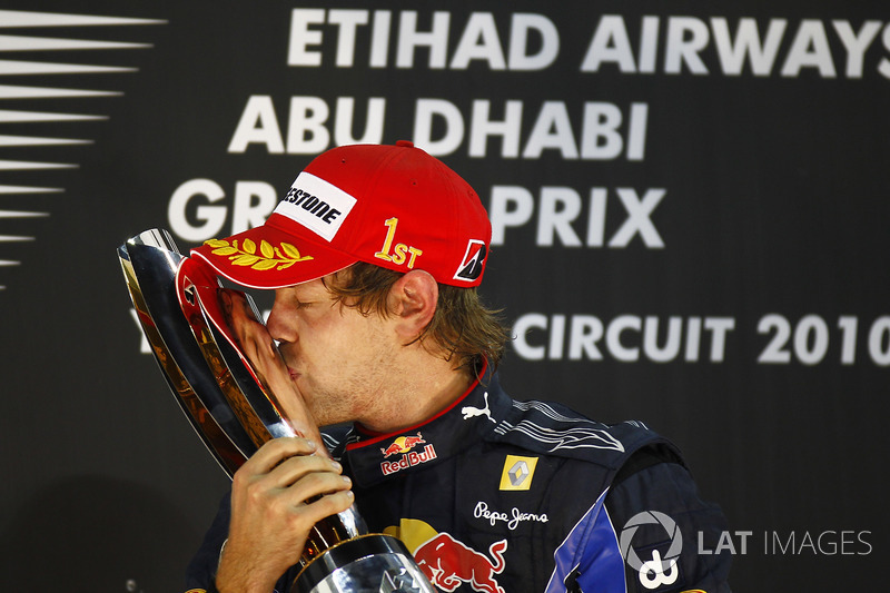 Sebastian Vettel celebra su primer campeonato de F1 en 2010.