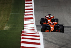 Stoffel Vandoorne, McLaren MCL32, Fernando Alonso, McLaren MCL32