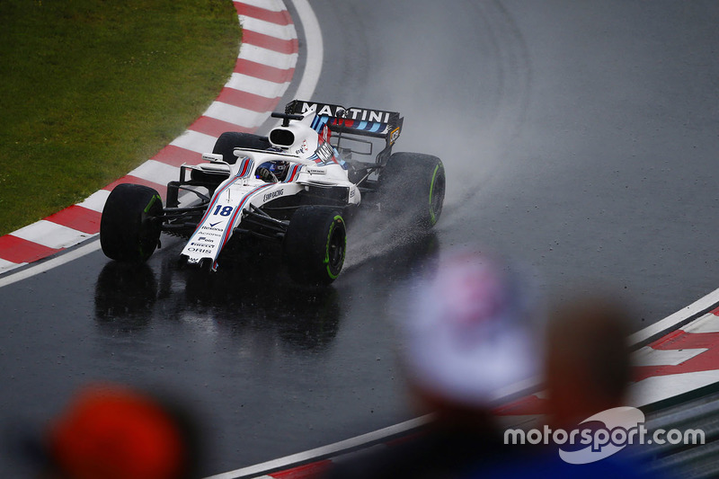 Lance Stroll a Williams sérült autójával az esős időmérőn