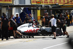 Romain Grosjean, Haas F1 Team, es empujado a su garaje después de que su auto comenzó a fumar en la calificación