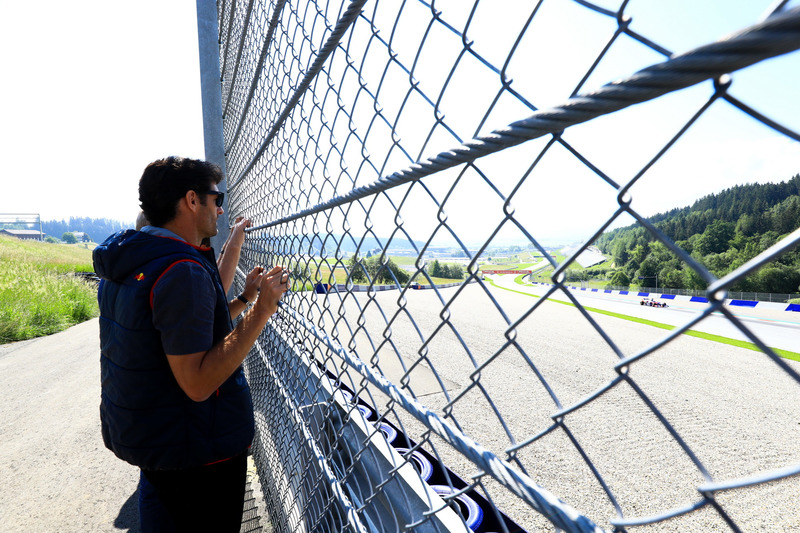 Mark Webber observa a Marc Márquez, probando un monoplaza Toro Rosso F1