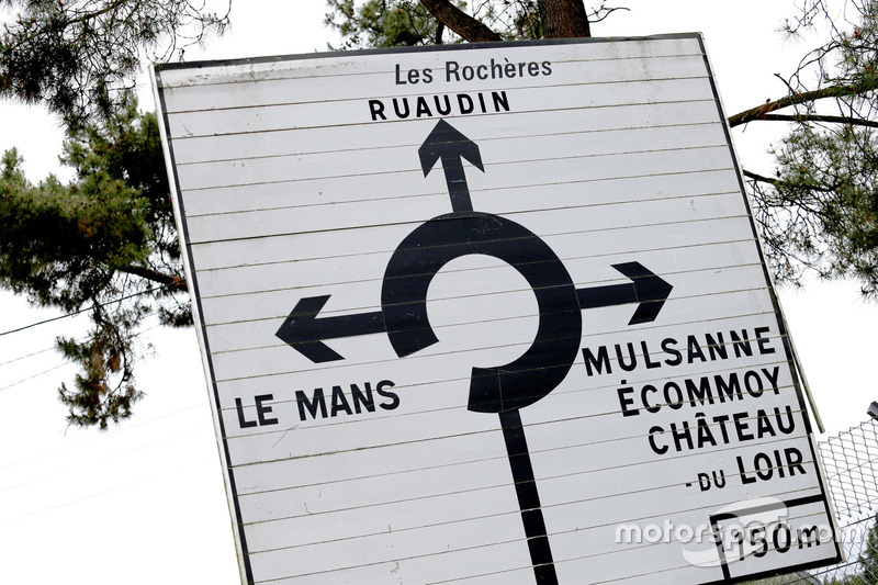 Le Mans road sign