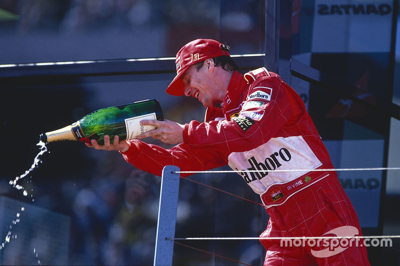 Podium : le vainqueur Eddie Irvine, Ferrari fête sa victoire