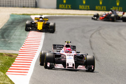 Esteban Ocon, Sahara Force India F1 VJM10; Nico Hülkenberg, Renault Sport F1 Team RS17