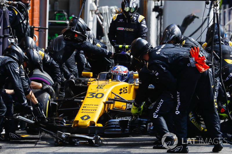Jolyon Palmer, Renault Sport F1 Team RS17, pit stop action