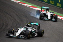 Ніко Росберг, Mercedes AMG F1 W07 Hybrid йде попереду товариша по команді Льюїса Хемілтона, Mercedes