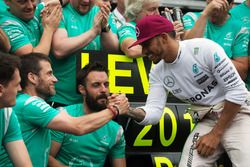 Lewis Hamilton, Mercedes AMG F1 viert met het team
