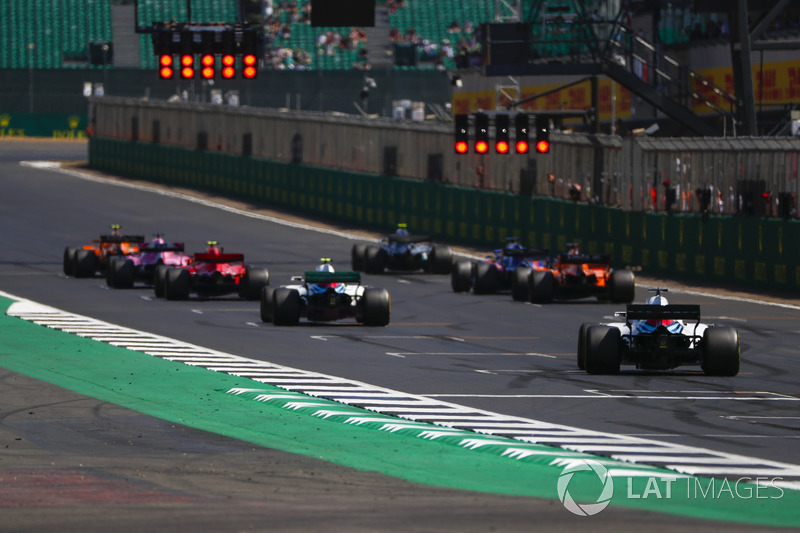 Stoffel Vandoorne, McLaren MCL33, Valtteri Bottas, Mercedes AMG F1 W09, Sergio Perez, Force India VJM11, Kimi Raikkonen, Ferrari SF71H, Brendon Hartley, Toro Rosso STR13, Fernando Alonso, McLaren MCL33, Sergey Sirotkin, Williams FW41, and Lance Stroll, Williams FW41, line up for practice starts