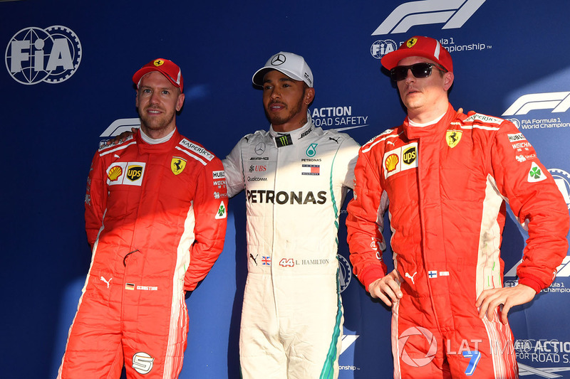 Sebastian Vettel, Ferrari, il poleman Lewis Hamilton, Mercedes-AMG F1 e Kimi Raikkonen, Ferrari nel parco chiuso