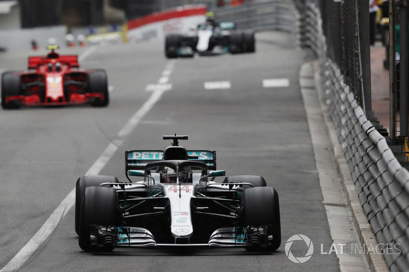 Lewis Hamilton, Mercedes AMG F1 W09, Kimi Raikkonen, Ferrari SF71H and Valtteri Bottas, Mercedes AMG F1 W09