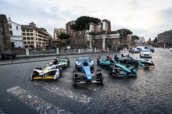 Coches de Fórmula E alineados.