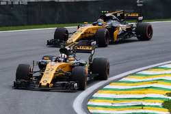 Nico Hulkenberg, Renault Sport F1 Team RS17 ve Carlos Sainz Jr., Renault Sport F1 Team RS17