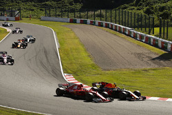 Daniel Ricciardo, Red Bull Racing RB13, passes Sebastian Vettel, Ferrari SF70H, at the start